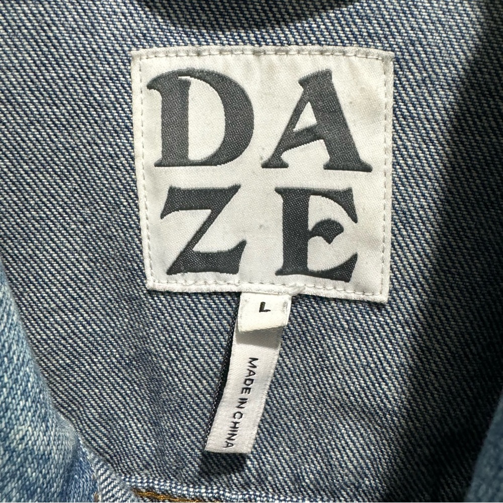Daze Denim The Main Squeeze Crop Jacket in Throwdown Distressed Large - Picture 10 of 12